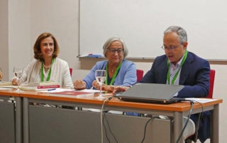 Isabel Fernández del Río, a la izquierda de la mesa de oradores