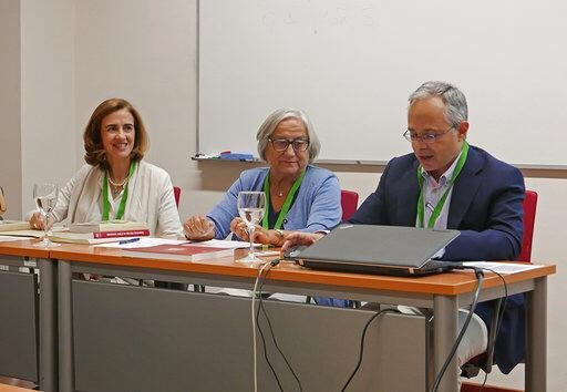 Isabel Fernández del Río, a la izquierda de la mesa de oradores