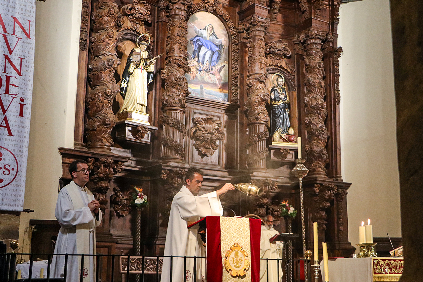 El párroco Juan Carlos Torres, a punto de dar lectura al Evangelio del día