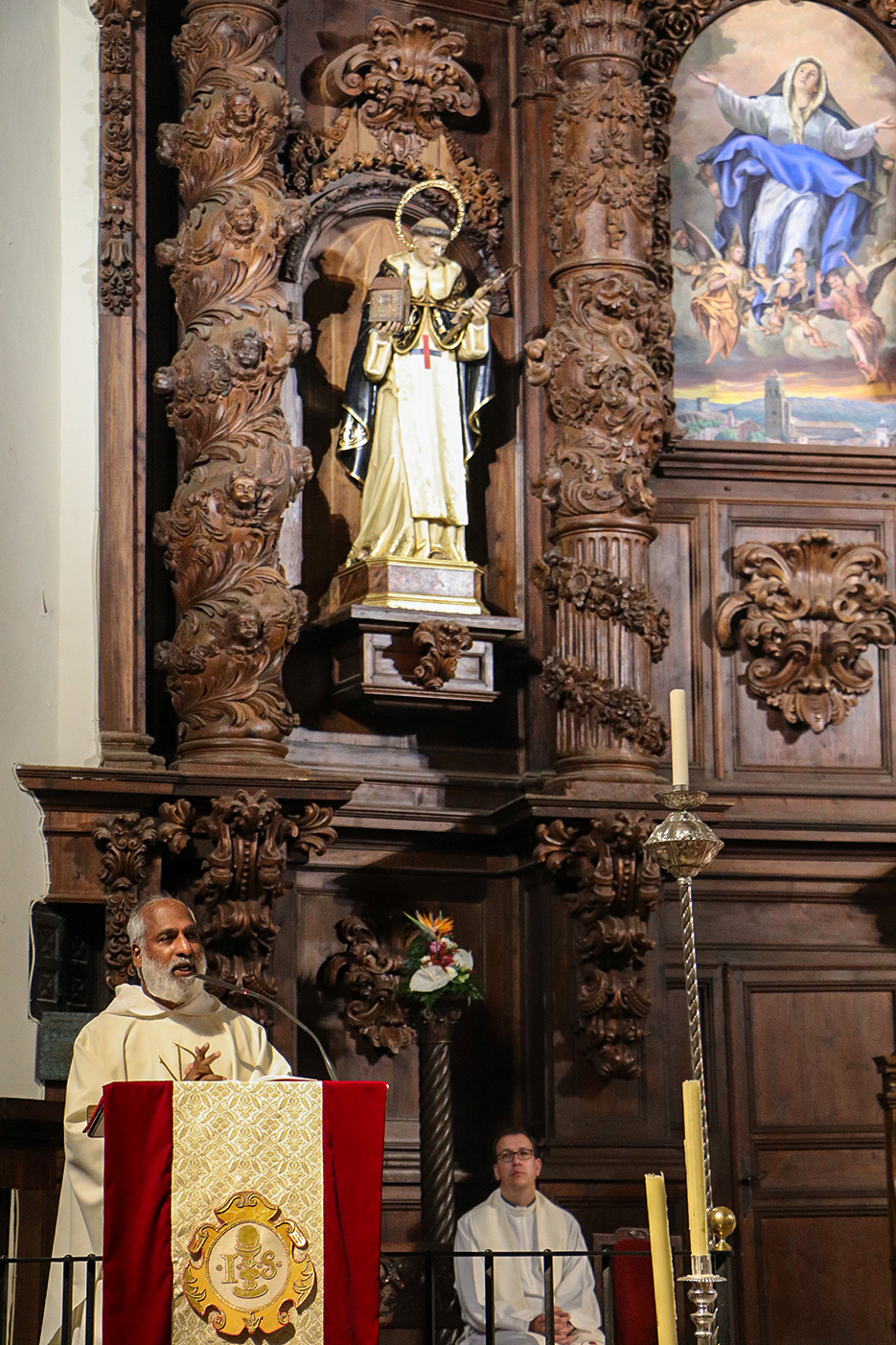 El padre Narlaly, a los pies de la imagen de san Juan Bautista de la Concepción